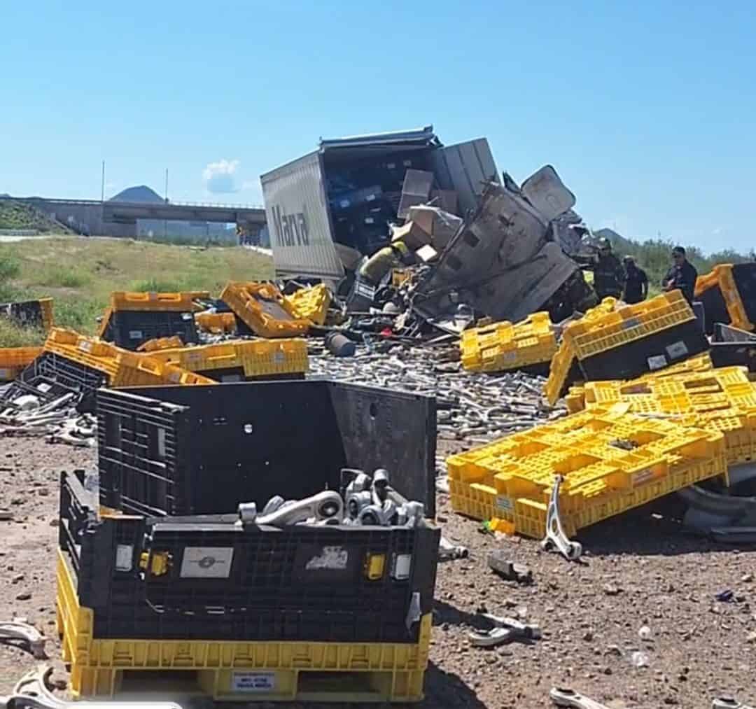 Vuelca tráiler cargado de autopartes en carretera Guaymas – Hermosillo