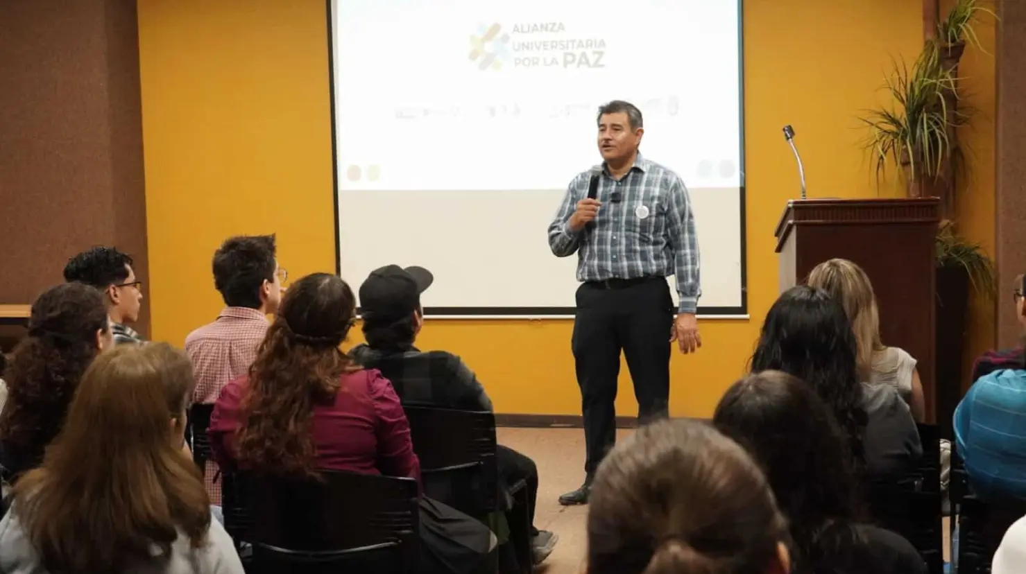 La universidad realiza diferentes esfuerzos para lograr fomentar el tema de la paz entre la comunidad universitaria