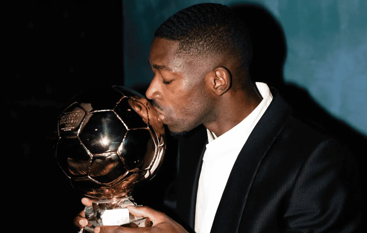 El encargado de entregar el trofeo fue Ronaldinho.