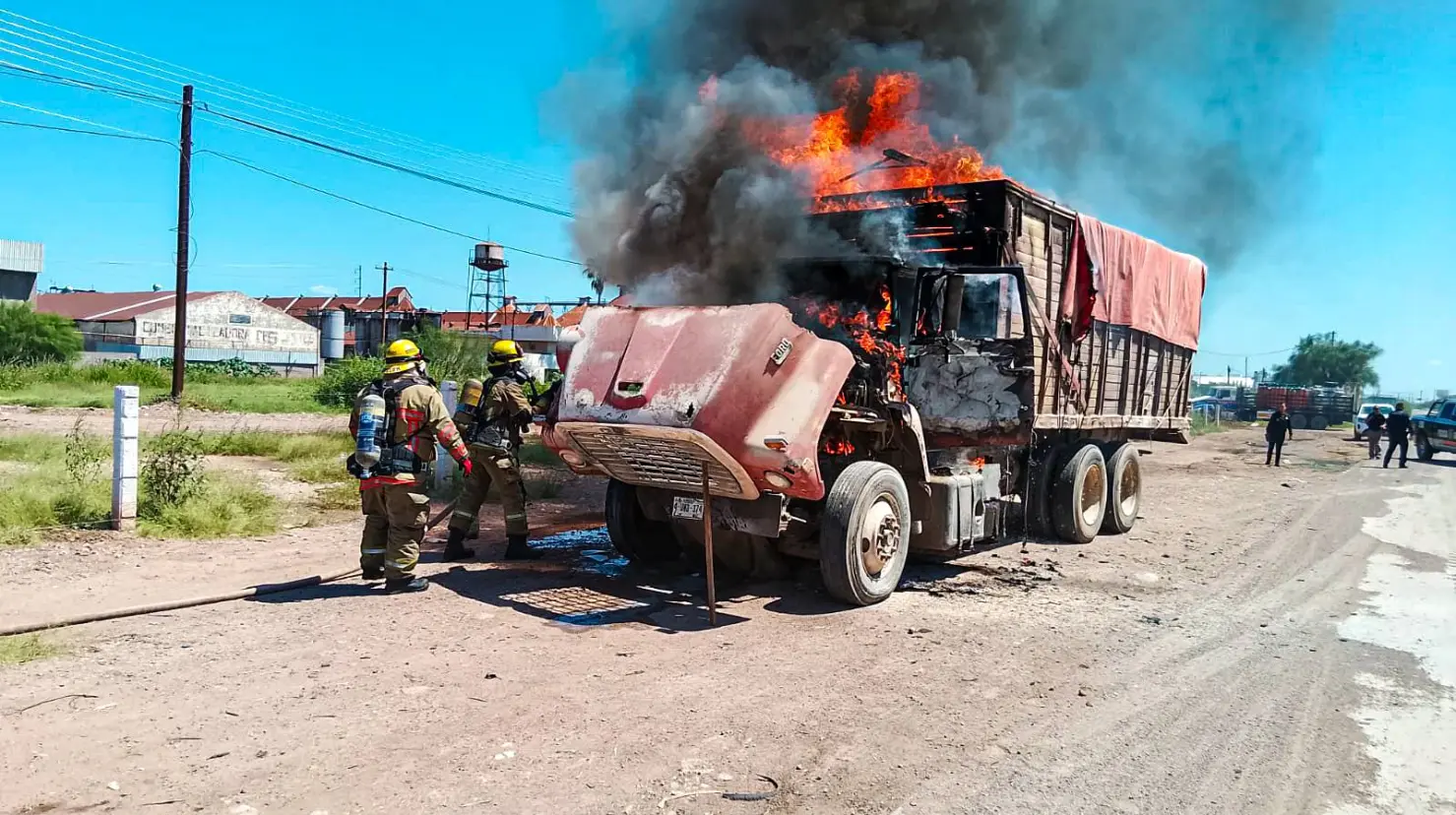 Se quema troque cargado de soya al sur de Ciudad Obregón