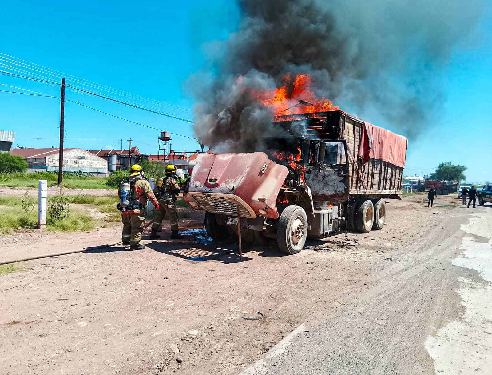 Se quema troque cargado de soya al sur de Ciudad Obregón