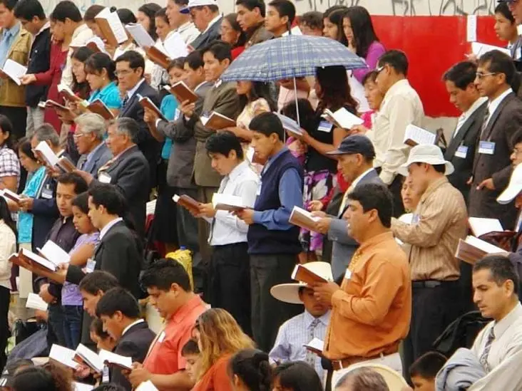 Testigos de Jehová llevan esperanza a familias ante conflicto mundial