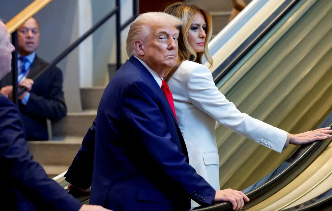 Melania Trump fue la más sorprendida cuando las escaleras se detuvieron.