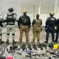 Detienen en Michoacán a 38 miembros de la secta Luz del Mundo con armas falsas y equipo táctico