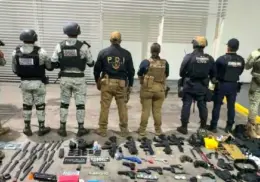 Detienen en Michoacán a 38 miembros de la secta Luz del Mundo con armas falsas y equipo táctico