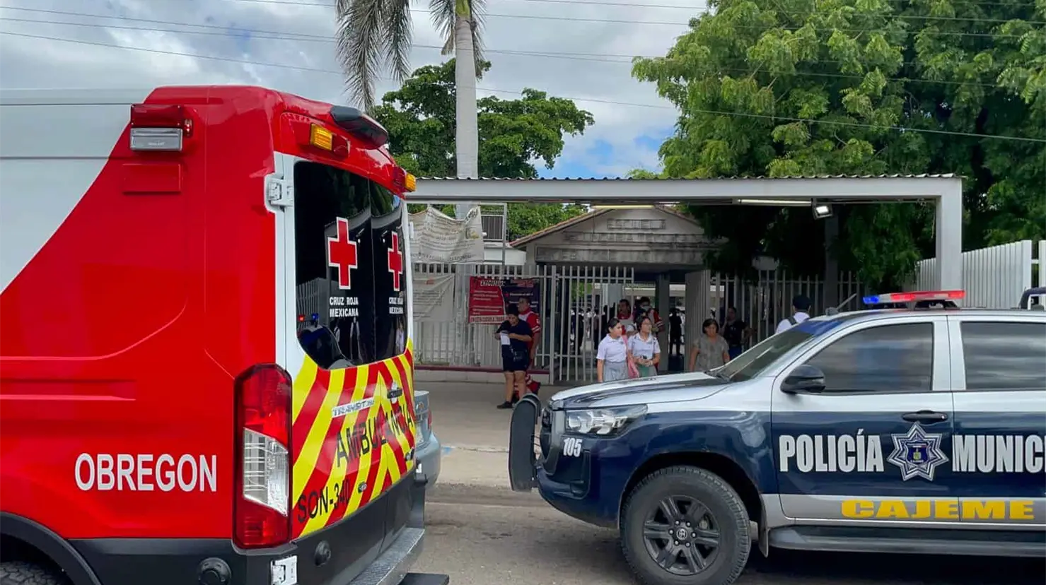 Las autoridades acudieron a auxiliar a los jóvenes afectados, acordonar el área y ayudar con la evacuación