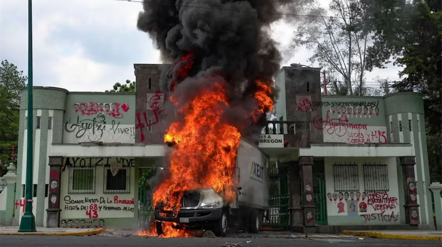 VIDEO | Momento en que normalistas de Ayotzinapa estrellar camión y prenden fuego en Campo Militar 1