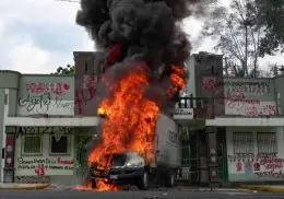 VIDEO | Momento en que normalistas de Ayotzinapa estrellar camión y prenden fuego en Campo Militar 1