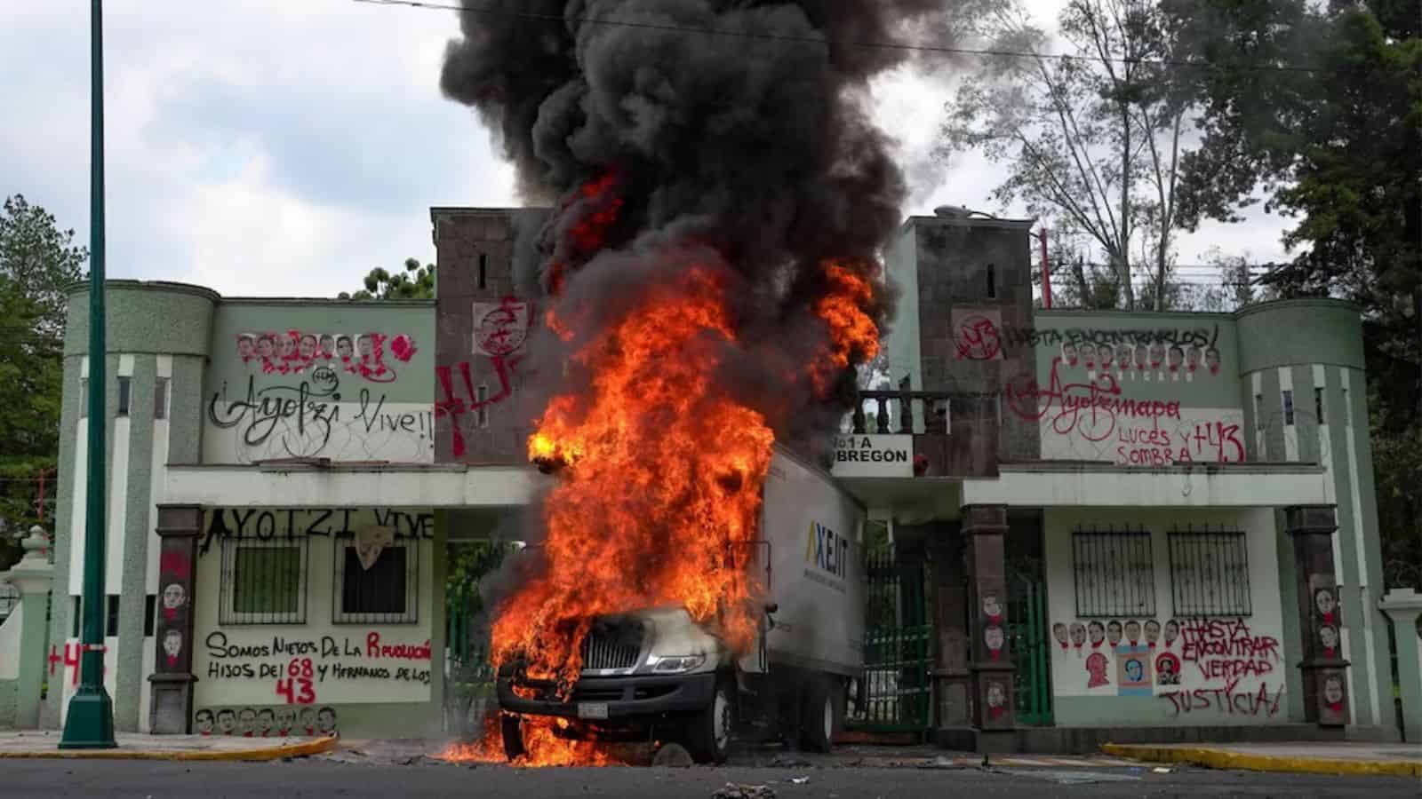 VIDEO | Momento en que normalistas de Ayotzinapa estrellar camión y prenden fuego en Campo Militar 1