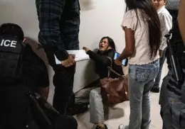 Agente del ICE fue despedido tras haber empujado a una mujer en tribunal de inmigración de Nueva York