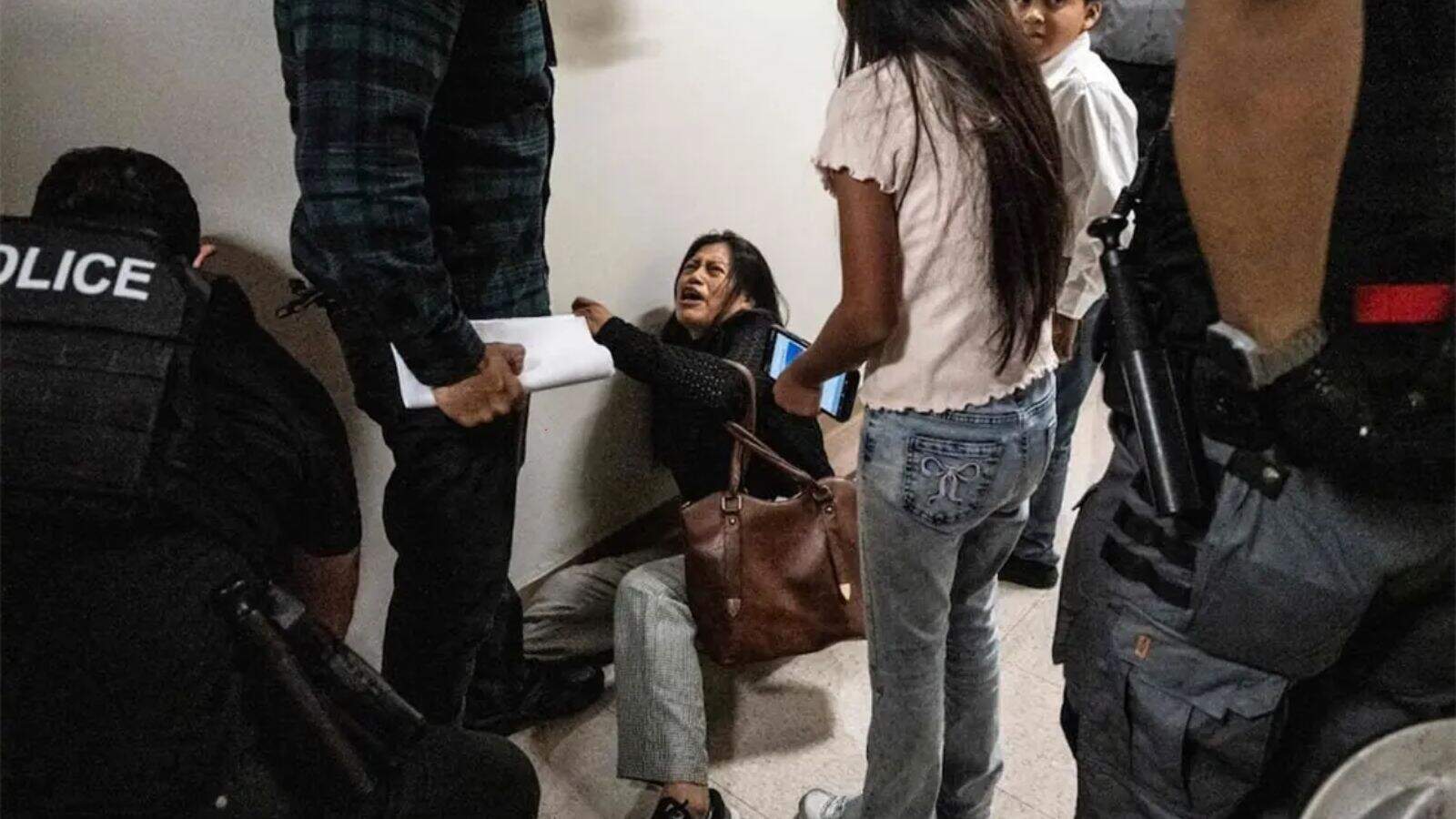 Agente del ICE fue despedido tras haber empujado a una mujer en tribunal de inmigración de Nueva York