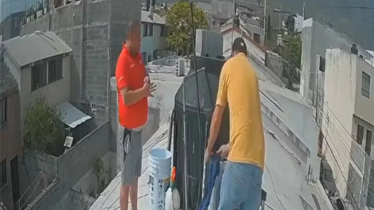 VIDEO | Salva a su compañero cuando sufría un ataque en el techo de una casa mientras instalaban un aire