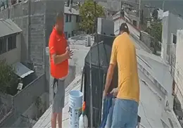 VIDEO | Salva a su compañero cuando sufría un ataque en el techo de una casa mientras instalaban un aire