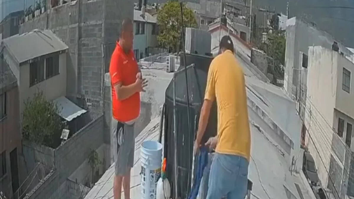 VIDEO | Salva a su compañero cuando sufría un ataque en el techo de una casa mientras instalaban un aire