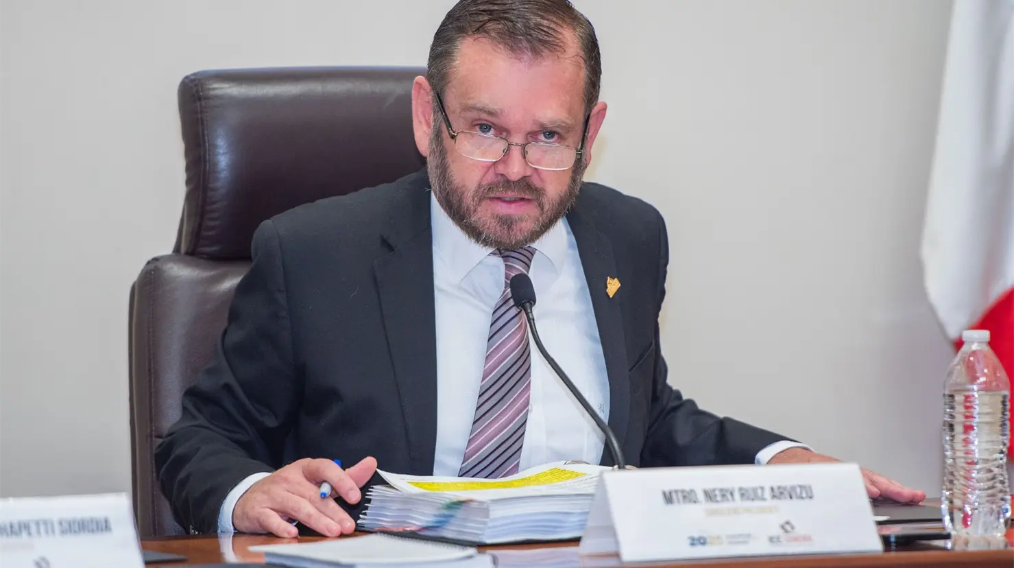El 25 por ciento corresponde al presupuesto para servicios personales y equivale a la cantidad de 139 millones 913 mil 105 pesos; el 33 por ciento se está contemplando para ayudas sociales que sería un monto total de 179 millones 702 mil 53 pesos y corresponde al financiamiento público de partidos políticos, así como el pago de sus representaciones propietarias y suplentes ante el consejo general.