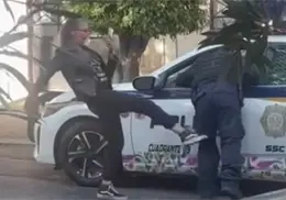 Lady patadas es detenida luego de atacar a policía y volverse viral