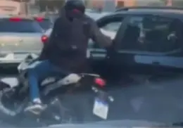VIDEO | Automovilista desarma a su asaltante y le dispara en plena acción