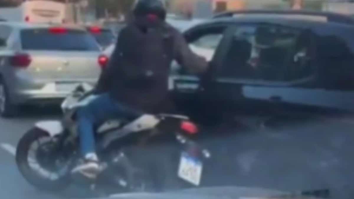 VIDEO | Automovilista desarma a su asaltante y le dispara en plena acción