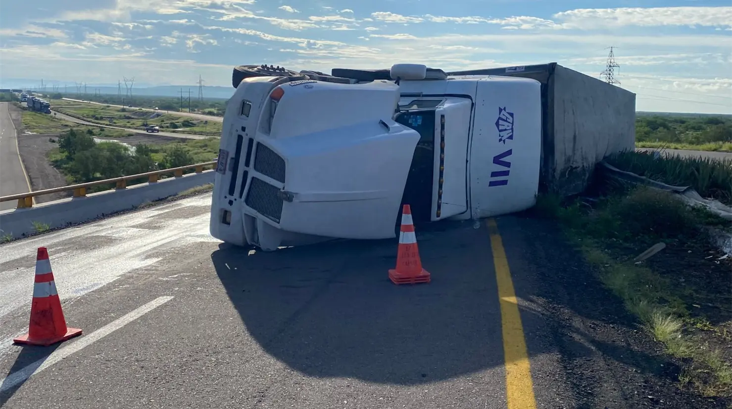 Vuelca tráiler en Libramiento de Guaymas