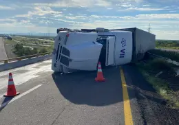 Vuelca tráiler en Libramiento de Guaymas