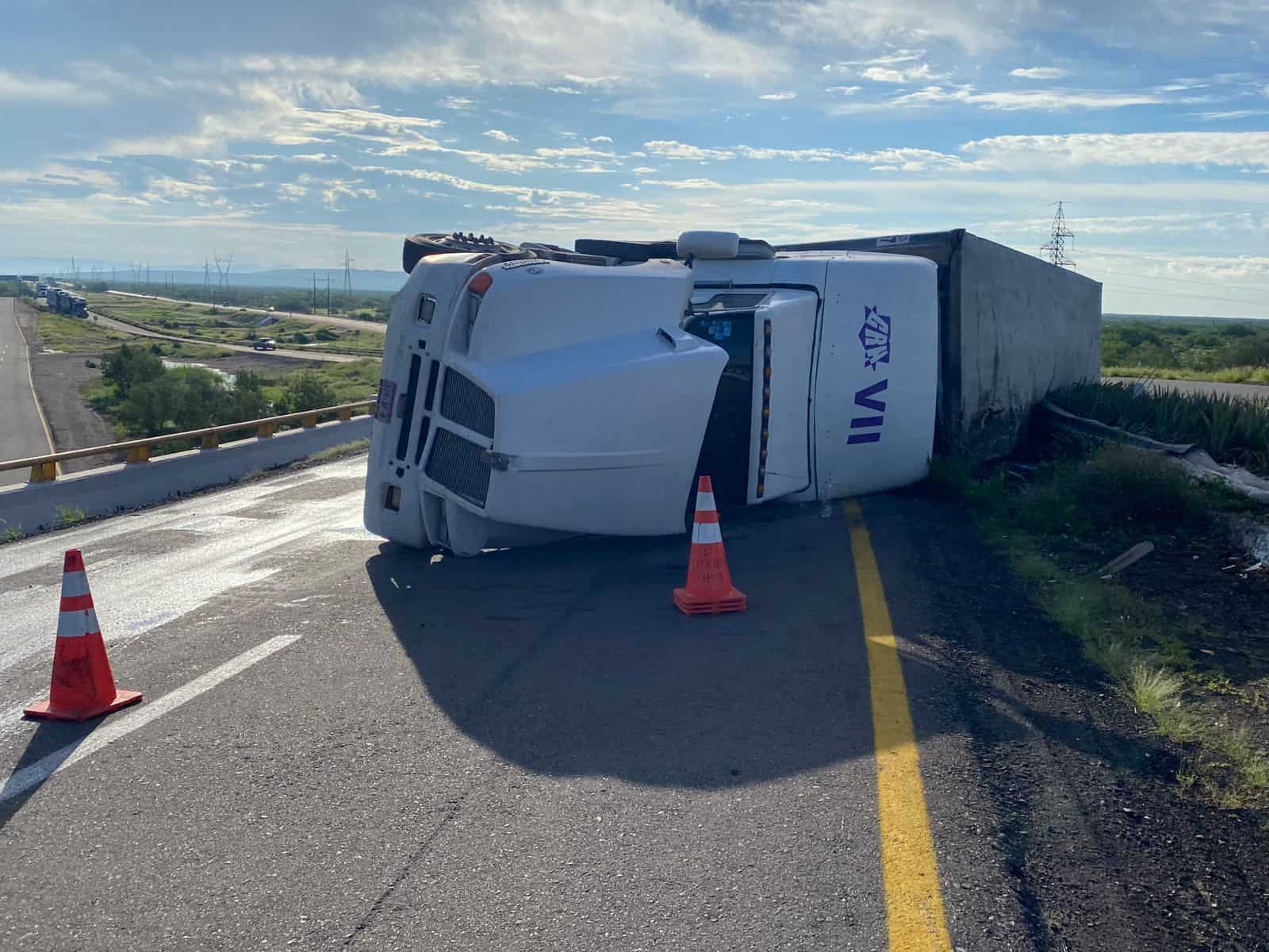 Vuelca tráiler en Libramiento de Guaymas