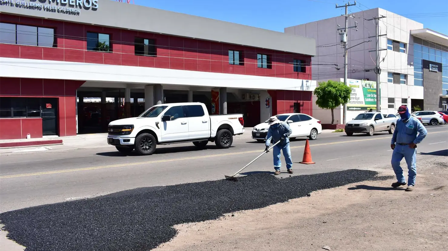 Bachean calles de Cajeme afectadas por las lluvias; estas son las prioritarias
