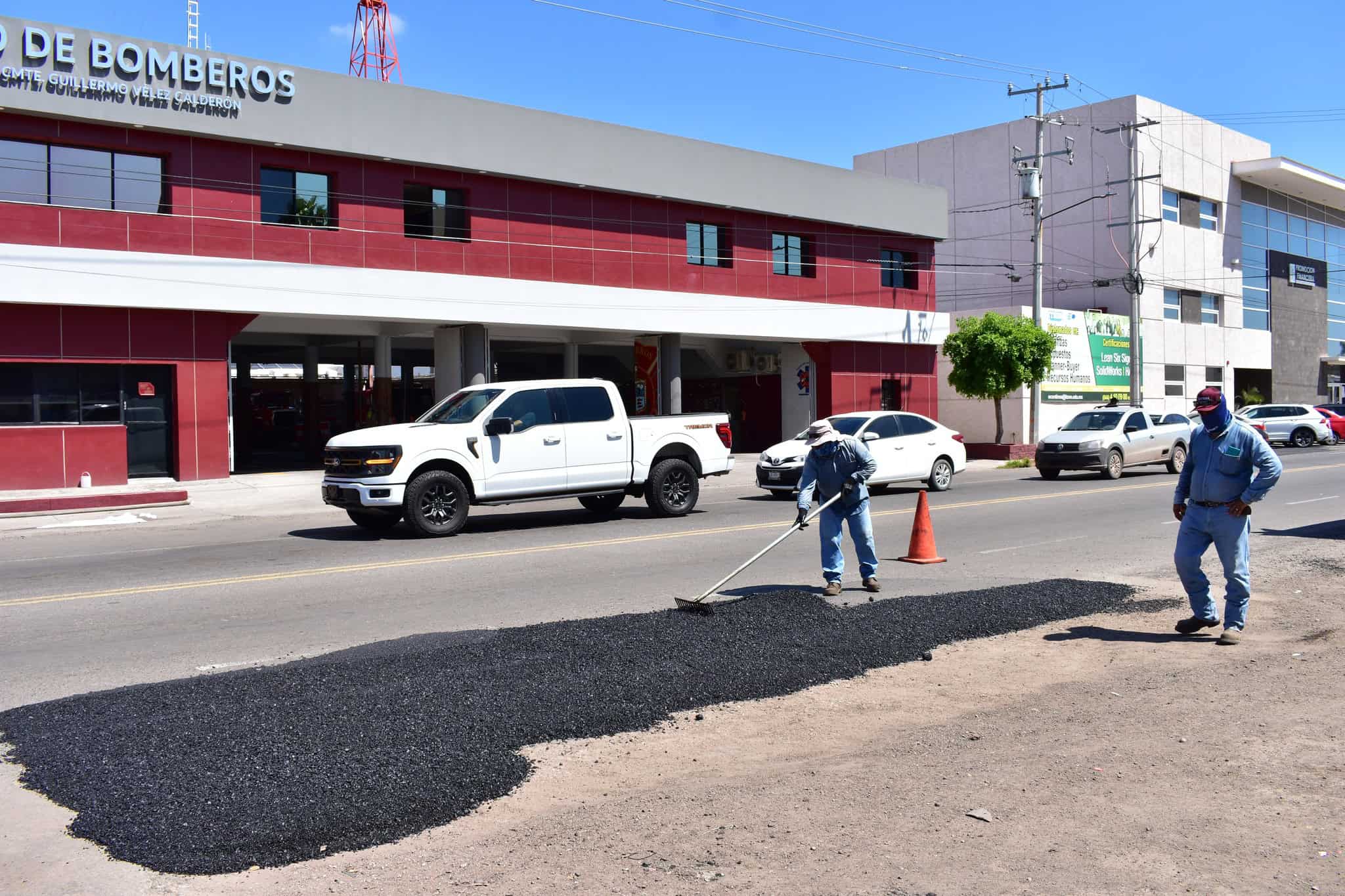 Bachean calles de Cajeme afectadas por las lluvias; estas son las prioritarias