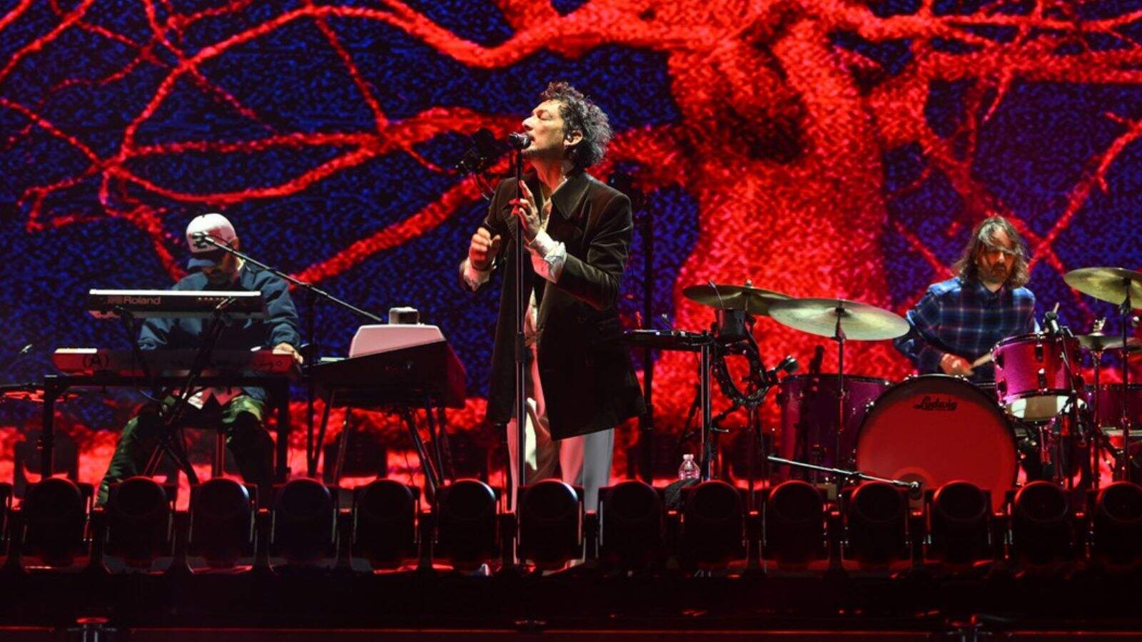 Critican a León Larregui, vocalista de Zoé, por presunto uso de playback en su concierto en Estadio GNP