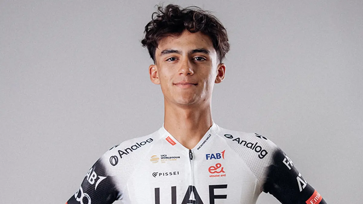 Isaac del Toro se coloca en el top 10 del mundo en ciclismo de ruta y hace historia