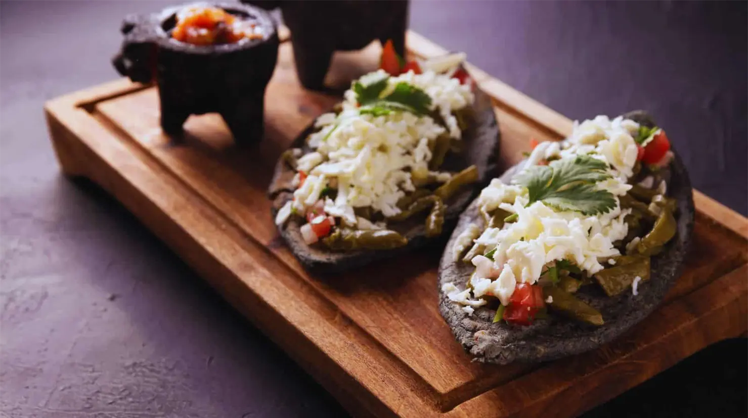 Sabor Ancestral: Tlacoyos de masa azul y frijoles güeros, un manjar mexicano