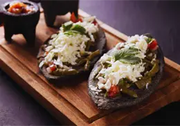 Sabor Ancestral: Tlacoyos de masa azul y frijoles güeros, un manjar mexicano