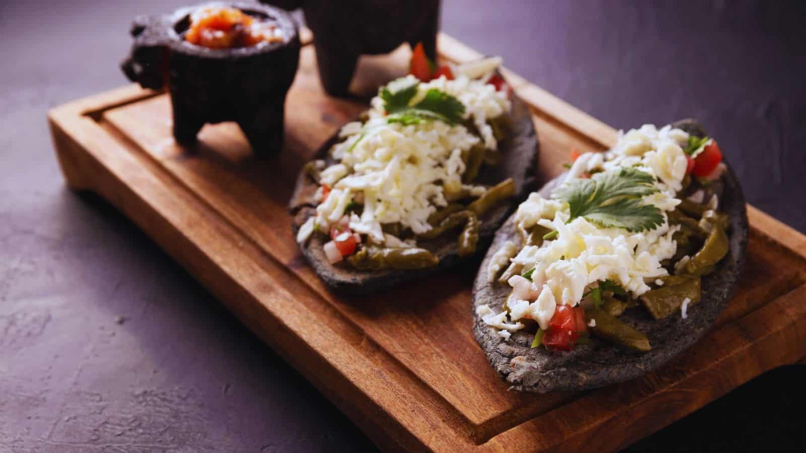 Sabor Ancestral: Tlacoyos de masa azul y frijoles güeros, un manjar mexicano