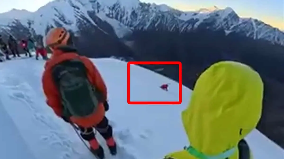 VIDEO | Momento exacto en que por tomarse una ´selfie´, alpinista cae al vacío