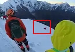 VIDEO | Momento exacto en que por tomarse una ´selfie´, alpinista cae al vacío