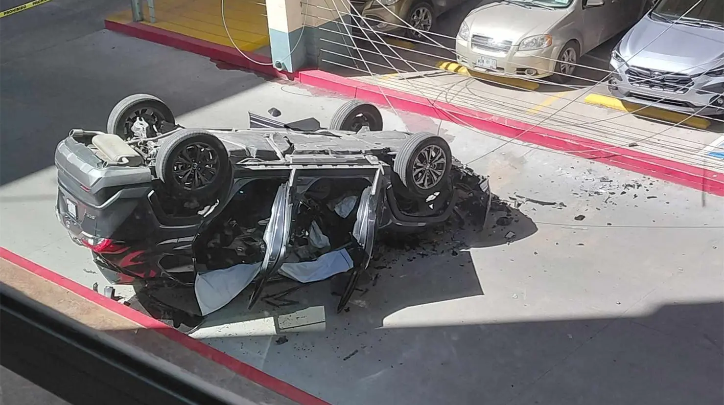 Cae camioneta de segundo piso de estacionamiento de hospital en Hermosillo