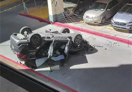 Cae camioneta de segundo piso de estacionamiento de hospital en Hermosillo