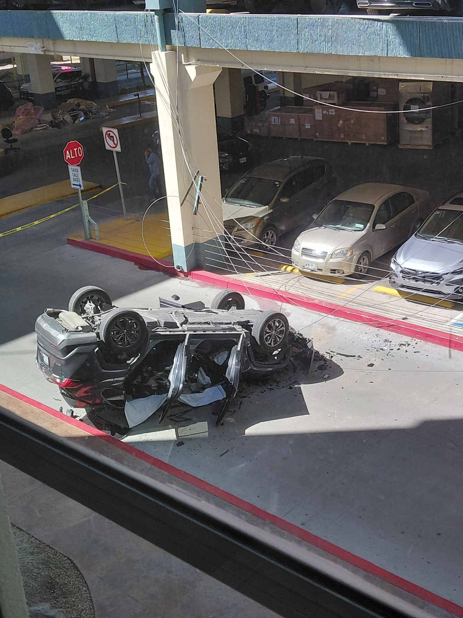 Cae camioneta de segundo piso de estacionamiento de hospital en Hermosillo