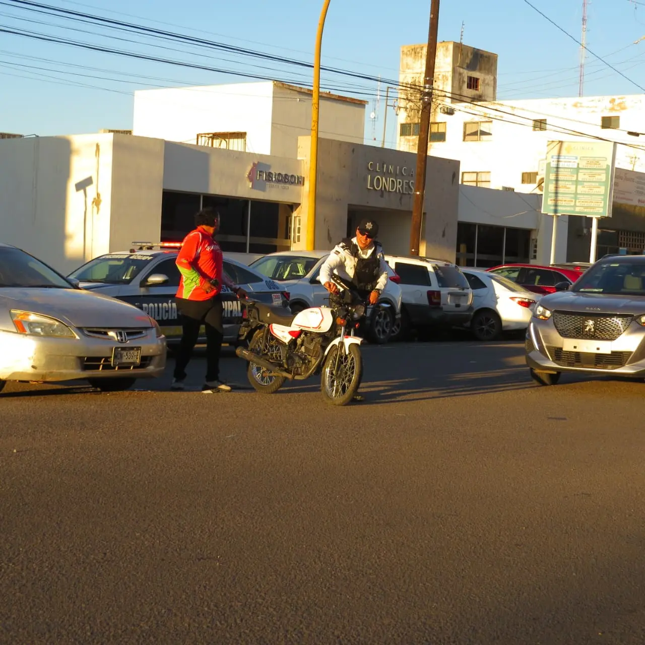 Accidente automovilístico impacta a repartidor en la colonia Centro