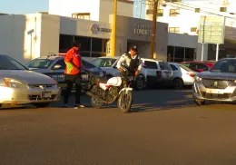 Accidente automovilístico impacta a repartidor en la colonia Centro