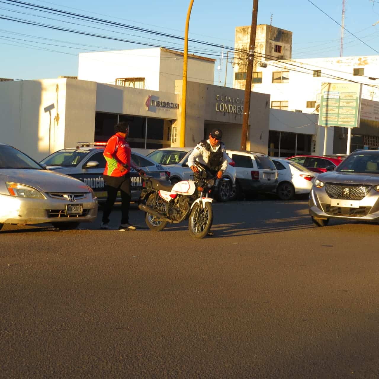 Accidente automovilístico impacta a repartidor en la colonia Centro