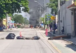Vecinos de Yucatán realizan bloqueos por falta de luz tras el megapagón