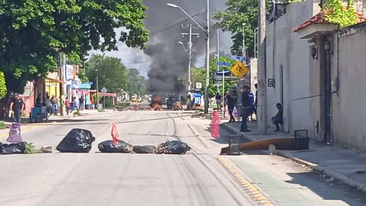 Vecinos de Yucatán realizan bloqueos por falta de luz tras el megapagón