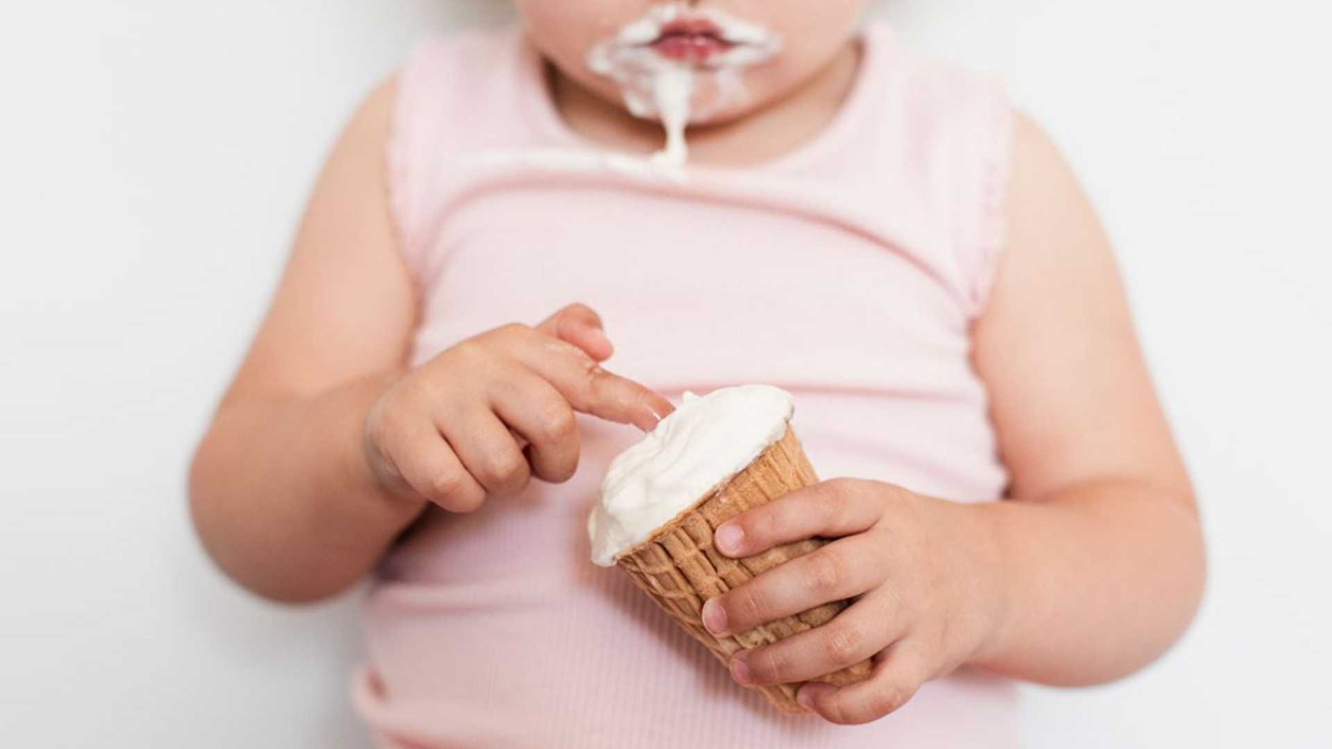 Cero azúcar antes de los 2 años: ¿Por qué es la recomendación universal de los pediatras?