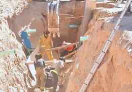 Colapsa excavación de drenaje en SLRC; hay un muerto y un herido