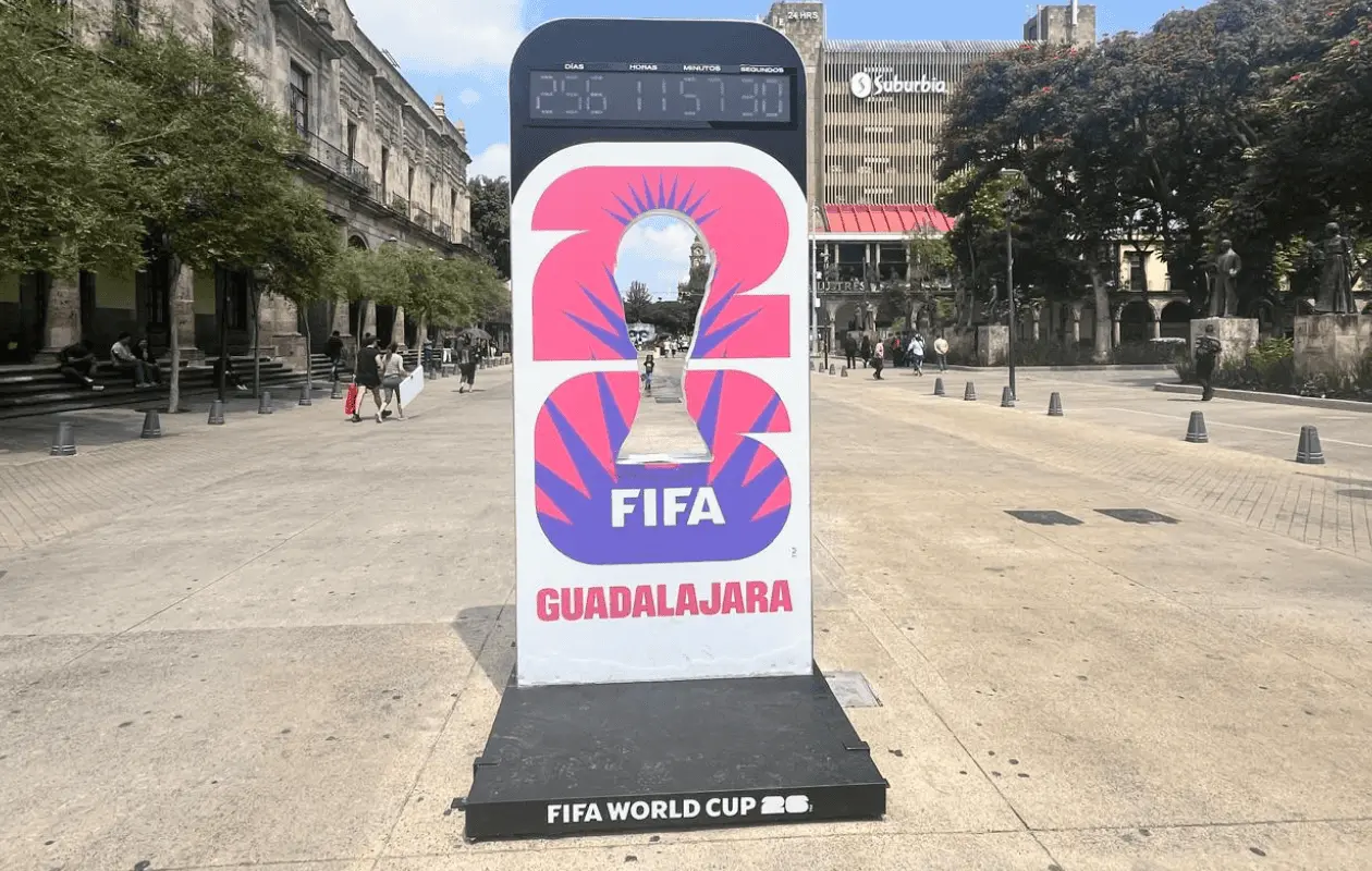 El reloj ubicado en la Plaza de Armas de Guadalajara, marca poco más de 250 días para el inicio de la justa deportiva.