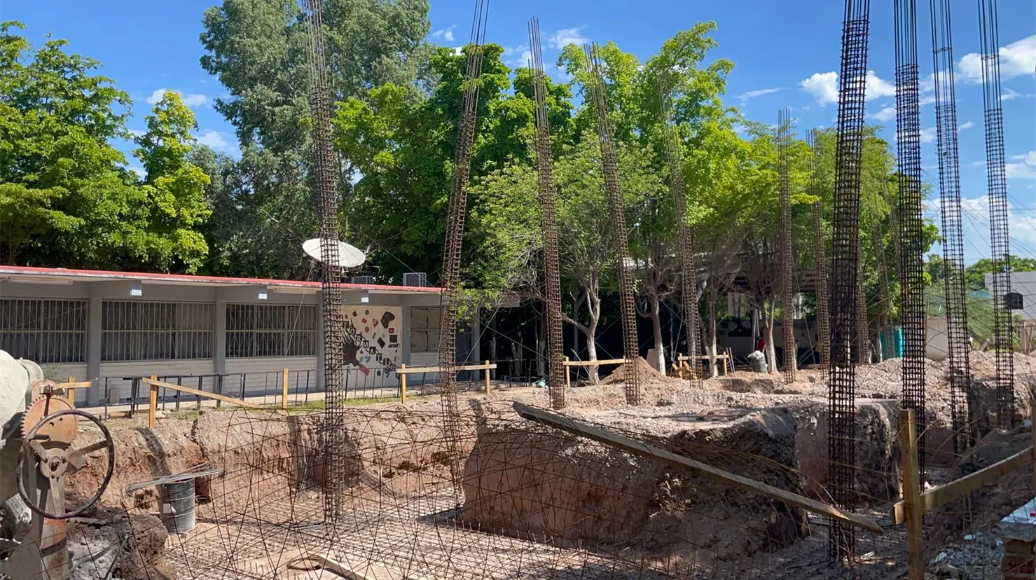 La SEC llevó aulas móviles para que los estudiantes pudieran tomar sus clases mientras realizan las obras