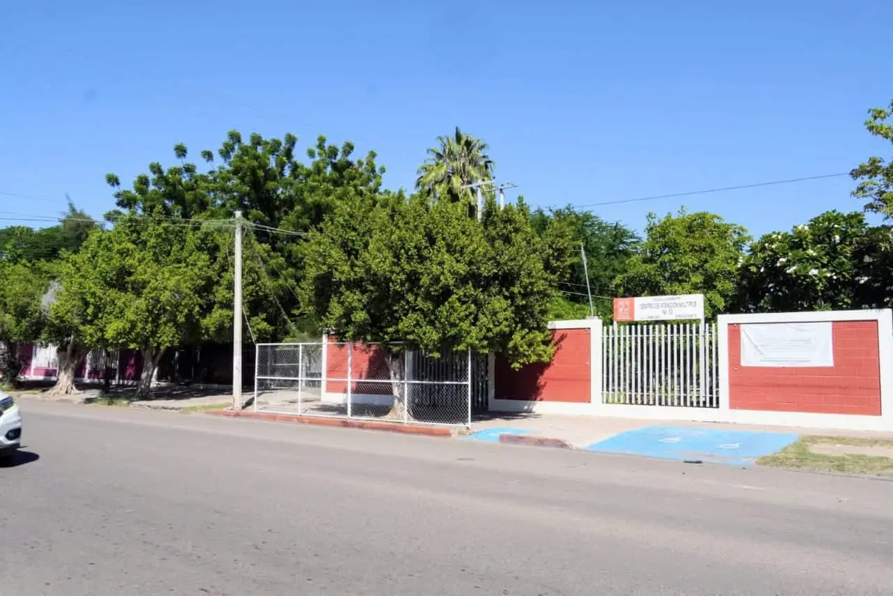 La directora del plantel dijo que hay estudiantes con necesidades especiales que requieren del servicio de aire acondicionado y no se pueden quedar sin luz