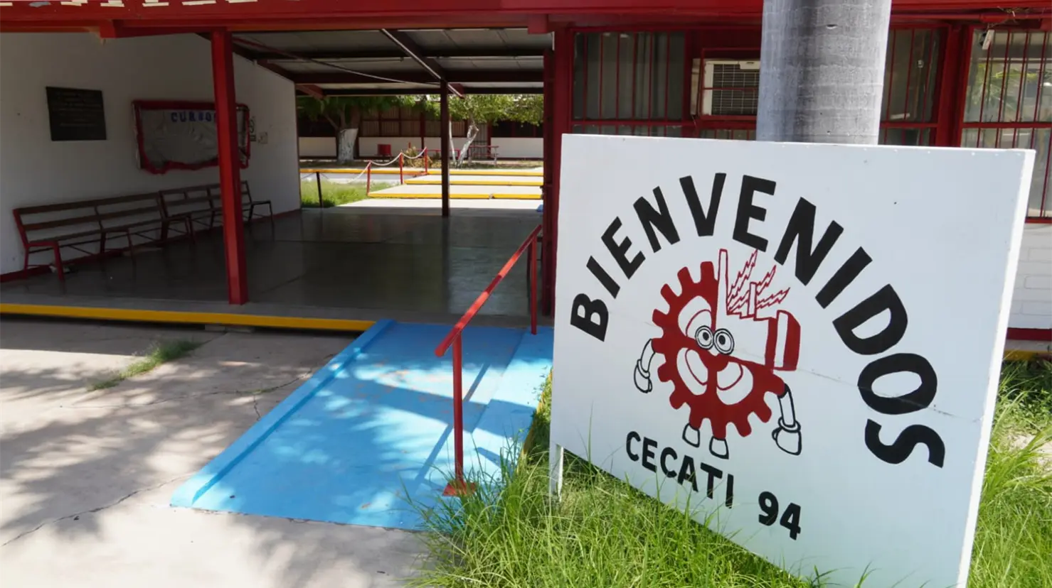 Los estudiantes que egresan siguen hacia la universidad o deciden segur en CECATI cursando alguna especialidad de las que ofrecen