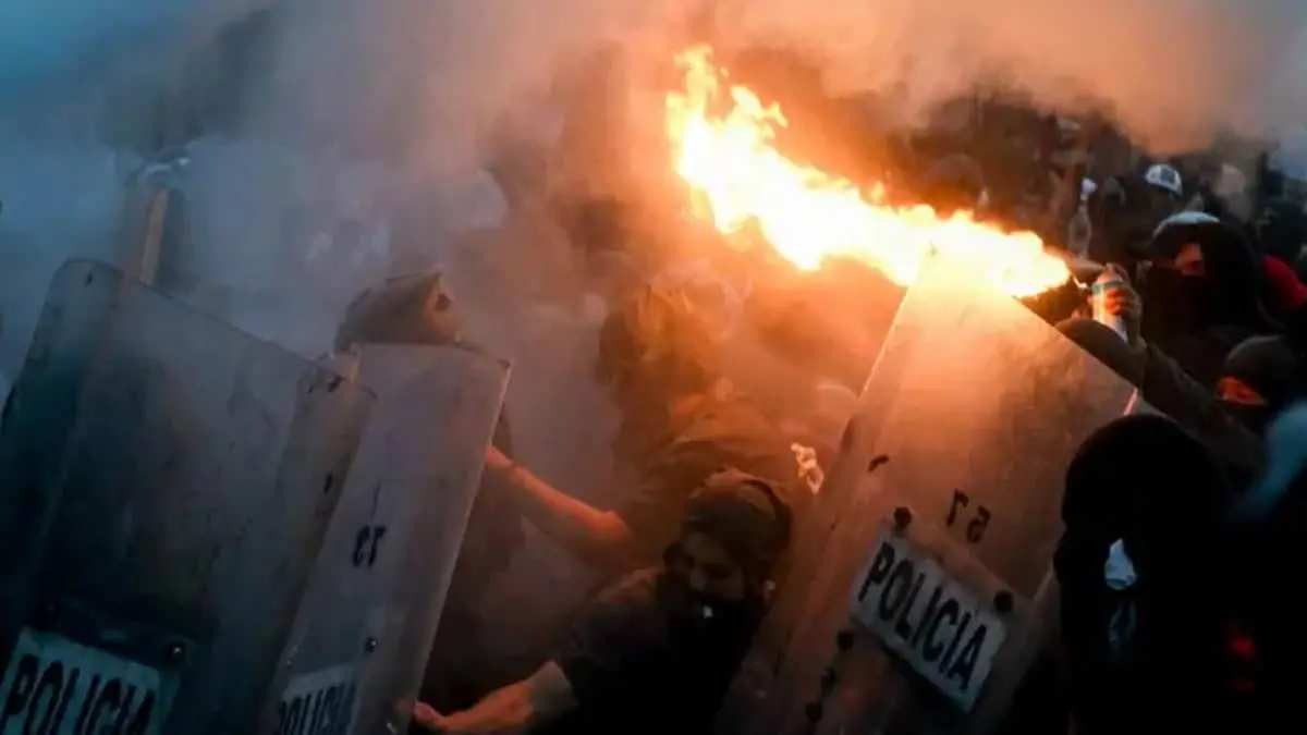 VIDEOS | Violencia y saqueos empañan la conmemoración de la matanza de Tlatelolco