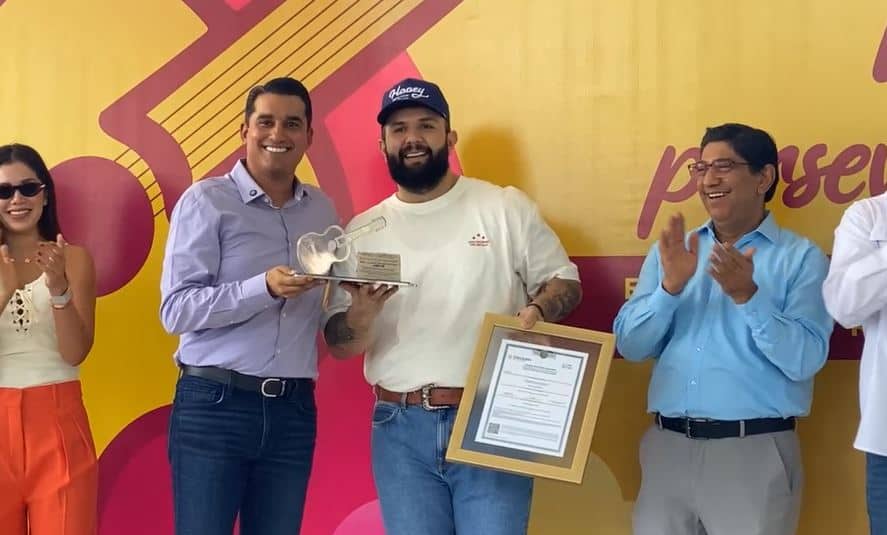 SEC hace alianza con el cantante sonorense Carín León